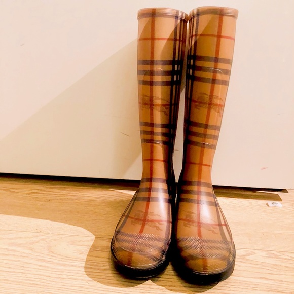Burberry rain boots - Picture 1 of 4